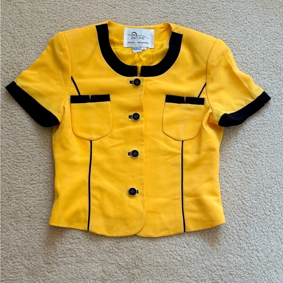 Donna Collezioni Tops - Collezioni Zone Donna vintage yellow short sleeve blazer top, sz L (feels sz S)